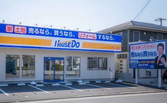 写真：HouseDo松前・伊予店の外観